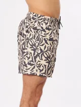 Short de baño con estampado de hojas abstractas en tonos beige y gris oscuro, con cintura elástica ajustable con cordón.