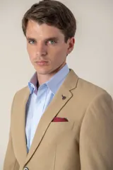 Saco sport color beige de jersey, corte slim fit, con cierre de dos botones, solapa de muesca, bolsillo de parche en el pecho y bolsillos delanteros con solapa.
