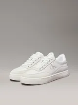 Zapatillas urbanas Calvin Klein Jeans color blanco, de cuero liso con apliques de gamuza en la puntera y logo CK en el lateral.