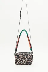 Bandolera de nylon matelassé con estampado de leopardo, correa larga regulable y correa de cordones trenzados de colores.