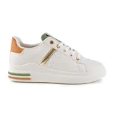 Championes blancos de cuero sintético con detalles en dorado, verde y marrón.