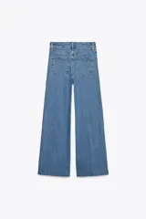 Pantalón de jean de tiro alto con trabillas en la cintura, efecto lavado y pierna ancha.