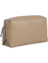 Cartera bandolera Calvin Klein modelo Camera, color beige, confeccionada en poliuretano con cierre de cremallera y correa de cadena plateada. Presenta el logo de la marca en el frente.
