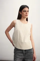 Blusa sin mangas con estampado a rayas verticales color verde y blanco.