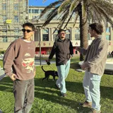 Buzo oversize marrón con efecto acid wash, cuello redondo y estampa serigráfica frontal bicolor en amarillo claro y bordó.