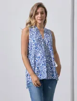 Blusa sin mangas estampada en blanco y azul, con escote en V, pliegue delantero y tajo en costuras laterales.