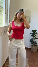 Musculosa roja de lycra con escote cuadrado y breteles anchos.