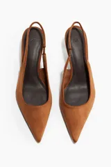 Zapato de tacón bajo (kitten heel) color camel/marrón, con punta fina y diseño destalonado con tira elástica en el talón. Forro interior de satén.