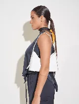 Cartera de mano color verde claro con efecto charol y textura tipo piel de cocodrilo. Tiene asa corta y herrajes plateados.