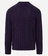 Suéter de punto trenzado color morado oscuro, con cuello redondo y mangas largas.