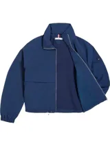 Rompevientos azul de Tommy Hilfiger, corto, con cuello alto, cierre de cremallera, dos bolsillos laterales, detalles distintivos de la marca y logo engomado bordado en la manga.