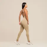 Jumpsuit color arena de calza y top con tirantes finos.