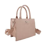 Cartera pequeña de mano color negro, con correa larga de tela con el logo de la marca.