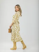 Vestido camisero con estampa acebrada en blanco y negro, de calce oversized y talle único. Incluye lazos para ajustar al cuerpo.