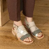 Sandalias negras de cuero vacuno, con plataforma de goma micro forrada en cuero, punta cuadrada y tiras anchas cruzadas sobre el empeine.