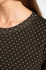 Vestido midi marrón con lunares blancos, corte recto y mangas cortas.