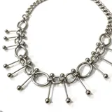 Collar plateado de acero inoxidable con cadena de eslabones y dijes colgantes con forma de esfera.