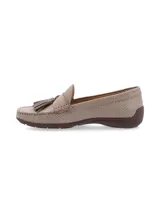 Mocasín negro clásico de cuero reptil, con ornamento de nobuck y suela ergonómica.