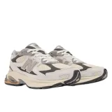 Championes urbanos New Balance modelo U2010TTO, color gris con detalles en blanco y beige, confeccionados en gamuza y malla, con logo "N" característico en los laterales y entresuela ENCAP.