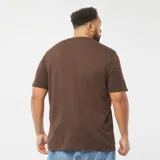 Camiseta marrón de manga corta con cuello redondo y estampado blanco con diseño de paisaje desértico, cactus y la frase "Desert Feel the Sunset Adventure Wild West".