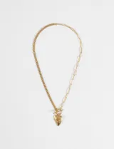 Collar de acero quirúrgico hipoalergénico, con cadena mixta: una parte de eslabones tipo curb y la otra de eslabones paperclip. Cierre tipo toggle y dije colgante con forma de corazón grabado.