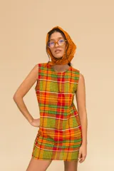 Vestido corto sin mangas con estampado a cuadros en tonos amarillo, naranja, rojo y verde.