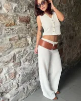 Conjunto blanco texturizado, compuesto por un chaleco corto con botones y pantalones palazzo de tiro alto.