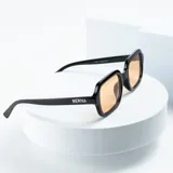 Lentes de sol Berna con montura geométrica negra y lentes color naranja.