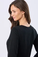 Remera manga larga lisa color beige, con cuello redondo y botones en la parte frontal.