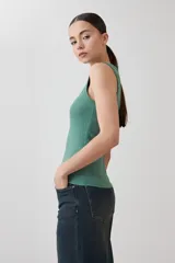 Top musculosa de punto canalé color lila.
