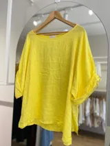 Blusa amarilla de lino con mangas 3/4 y corte holgado.