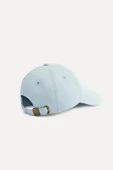 Gorra rosa de algodón con visera y parche bordado con el número 50 y la leyenda "A Coruña".