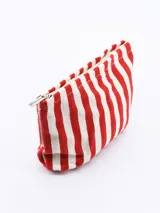 Necesser de tela a rayas verticales color beige y blanco.