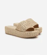 Sandalia flatform negra con superficie trenzada, tira ancha y puntera redonda.