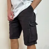Bermuda cargo color negro con bolsillos laterales y traseros con solapa.