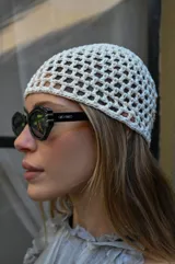 Lentes de sol negros con marco rectangular y lentes amarillas.