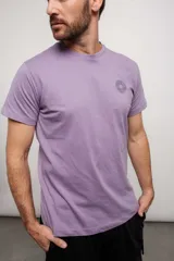 Remera violeta de manga corta con cuello redondo y logo estampado en el pecho.