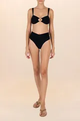 Calzón de bikini negro con talle semi alto y faja cruzada al frente y atrás.