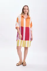 Vestido camisero corto de viscosa con estampado de rayas verticales en tonos naranja, blanco, rojo, lila y amarillo.