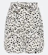 Short runner de viscolino color crudo con estampado de lunares negros, cintura elástica con lazo ajustable y bolsillos laterales.