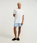 Conjunto de pijama corto masculino confeccionado con algodón y viscosa. Incluye remera de manga corta con bolsillo y bermuda con cintura elástica.