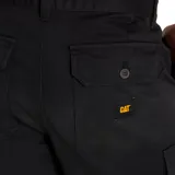 Short cargo negro para hombre, con bragueta con cremallera y botón, bolsillos laterales, bolsillos traseros de parche con solapa y botón y bolsillos cargo utilitarios adicionales a los lados. Etiqueta tejida con el logo del gato en el bolsillo de parche central trasero. Tiro medio.