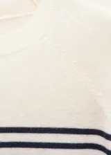 Suéter azul marino de punto fino, cuello redondo y manga larga.