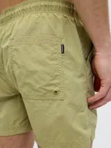 Short de baño color verde oliva con cintura elástica ajustable con cordón. Estampado lateral con el logo de Originals Stu.