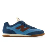 Zapatillas New Balance modelo Urc42, de hombre, color azul con detalles en marrón y suela de goma color caramelo.