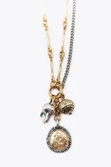 Set de tres collares de diferentes largos, con cadenas doradas y plateadas, cordón de cuero marrón y dijes de monedas, corazones, perlas y cuentas de cristal.