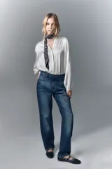 Jean de calce recto tiro alto, confeccionado en denim azul rígido con diseño de hotfix que abarca toda la superficie del pantalón.