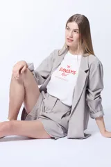 Blazer liviano color gris claro, con corte clásico y diseño minimalista.