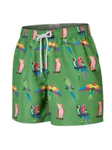 Short de baño verde con estampado de loros de colores, cintura elástica y cordón ajustable.