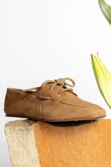 Mocasines color marrón claro con cordones y detalle de costuras en la puntera.